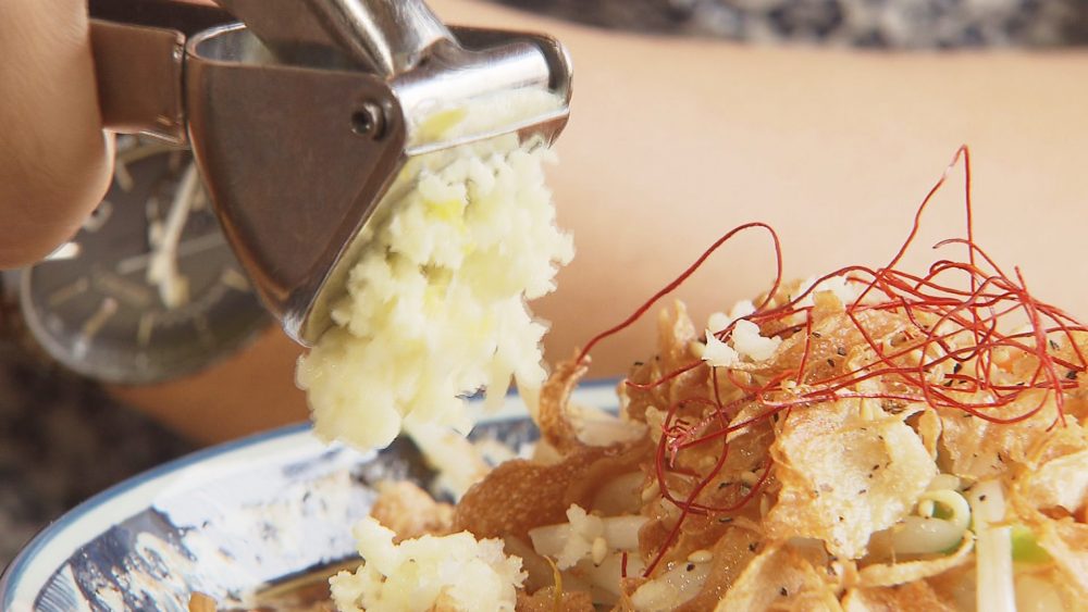 食べる直前に生ニンニクを