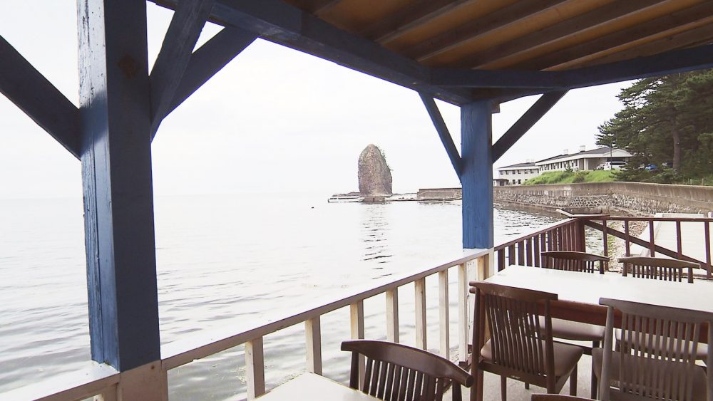 海風を感じる屋外席も