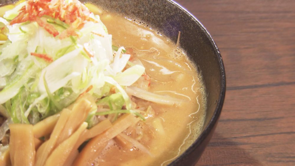 赤味噌と濃厚な豚骨のスープ