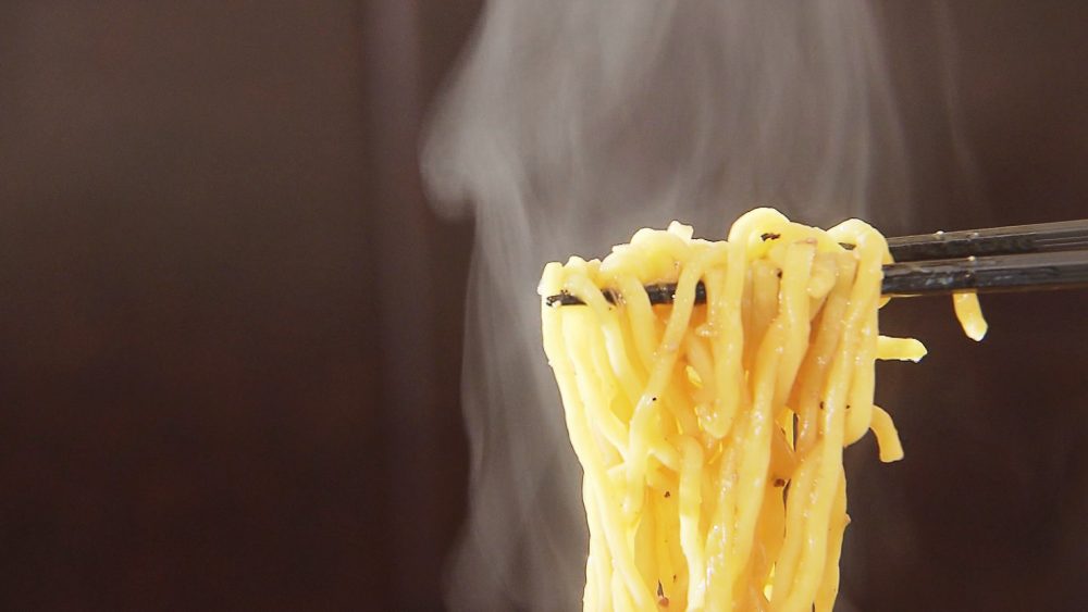 ニンニクを引き立たせる麺