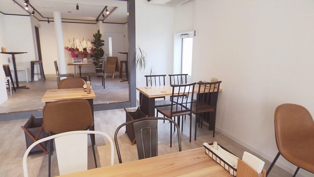 明るくおしゃれな店内