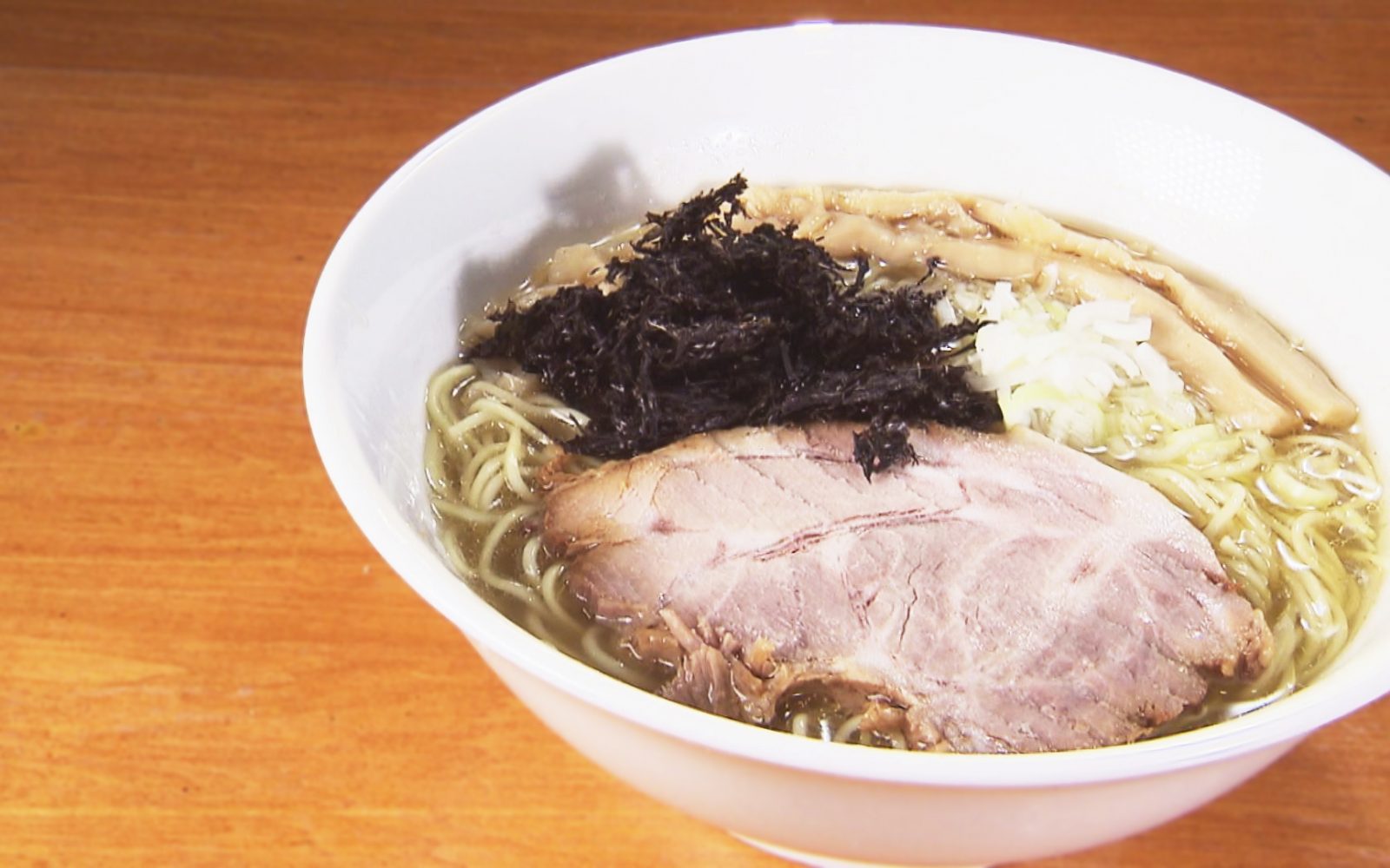 黄金のスープ！地鶏出汁の塩ラーメン