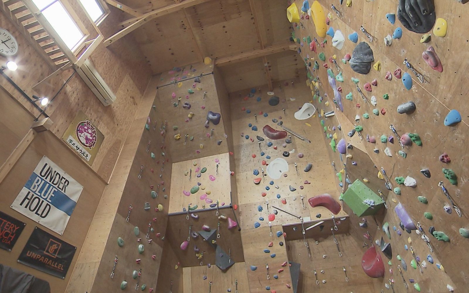 大人も子供も熱中！クライミングジム