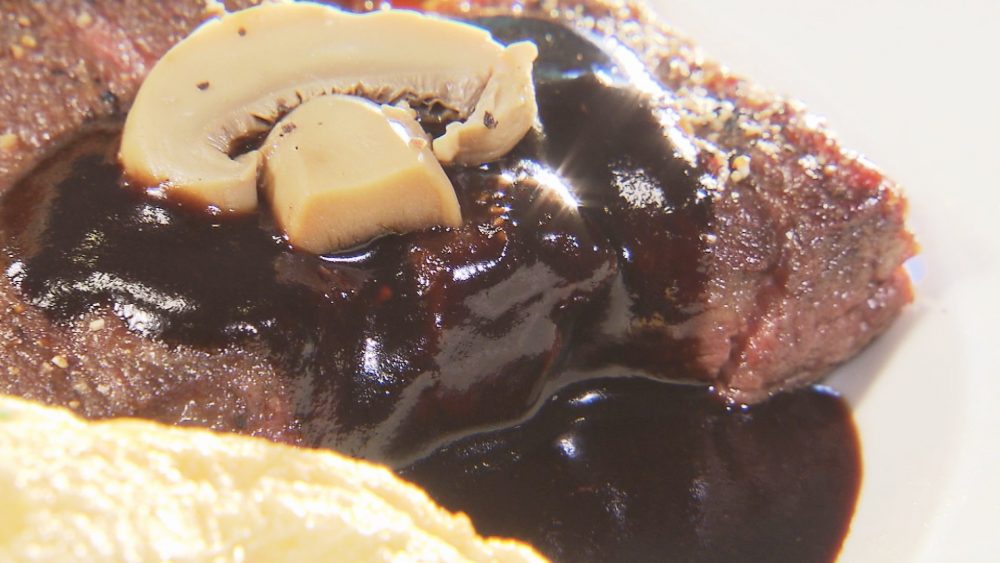 ステーキは自家製デミグラスソースで