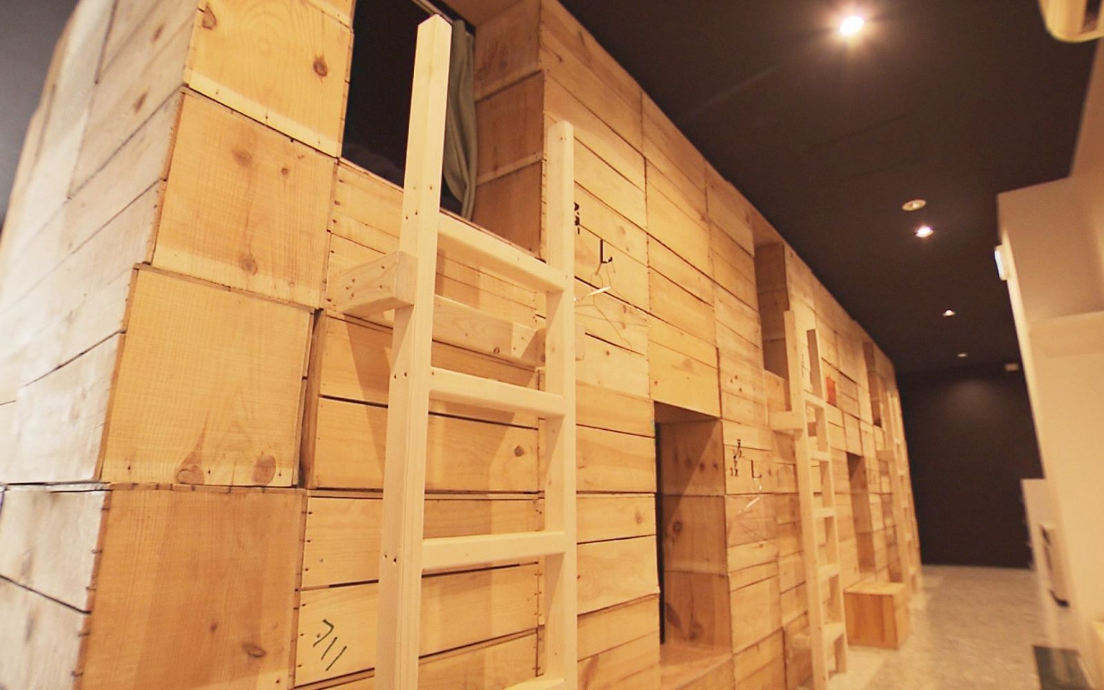 珍しい！りんご箱ベットを体験できるお宿