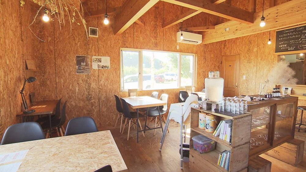 りんご加工場を改装した店内