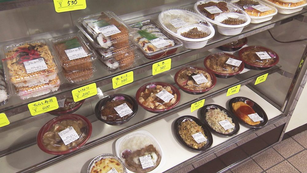 たくさんのお惣菜とパンが人気