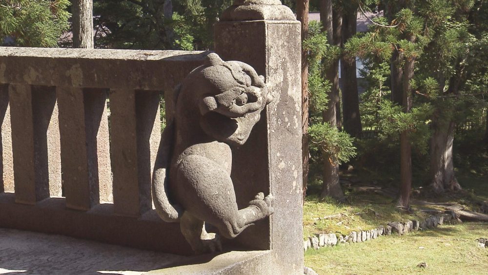上向き・下向きの狛犬が