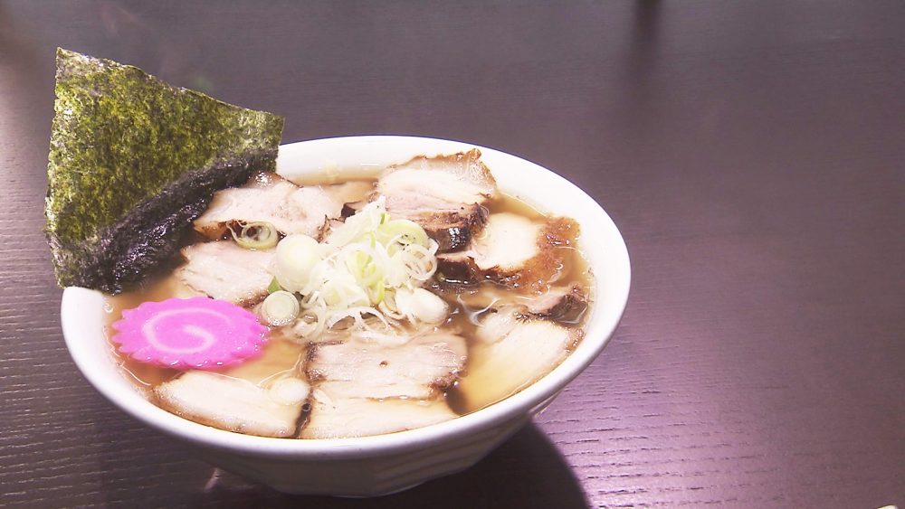 透明感あふれるスープに極太平打ち麺「會津しおチャーシュー」