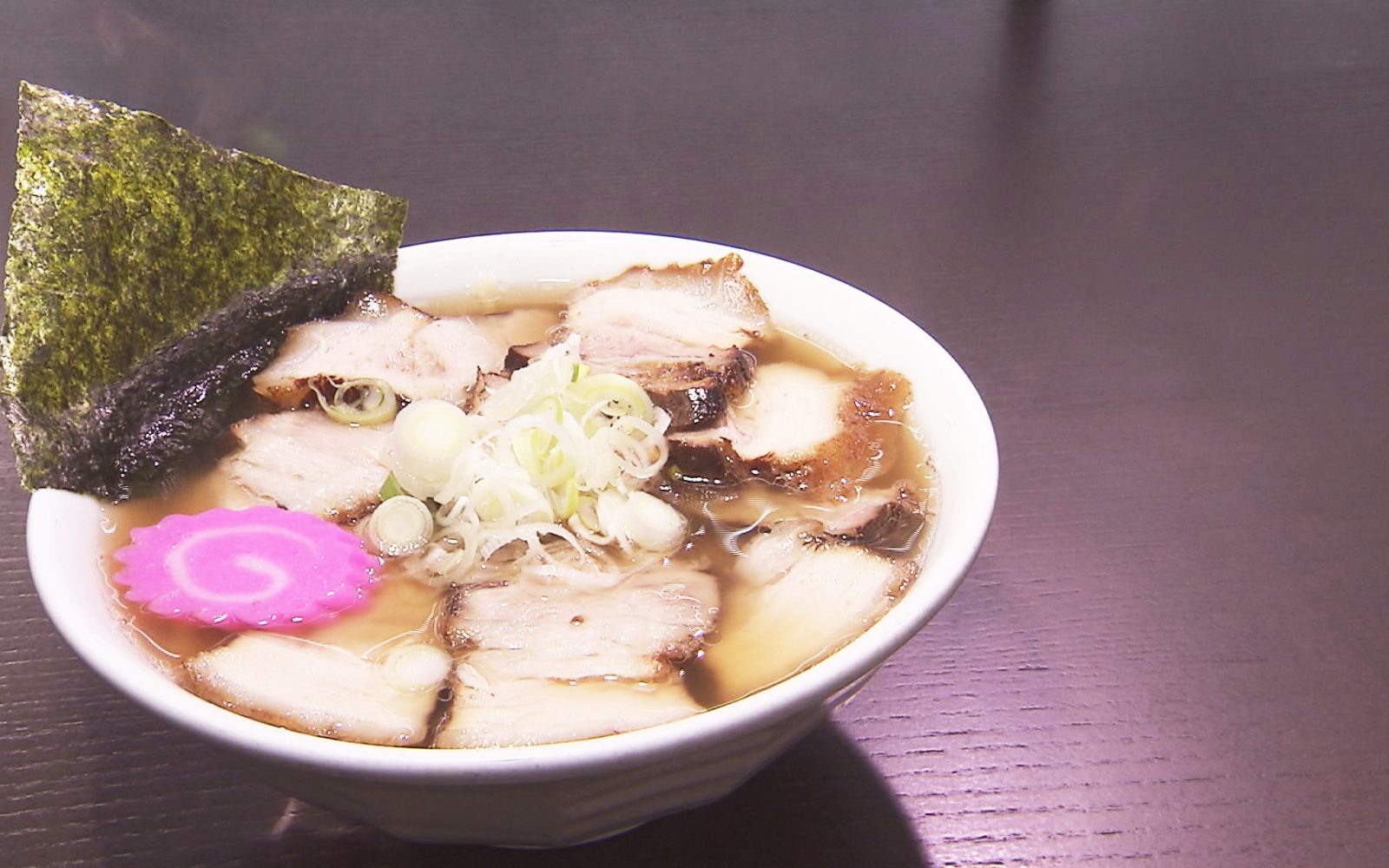 透明感あふれるスープに極太平打ち麺「會津しおチャーシュー」