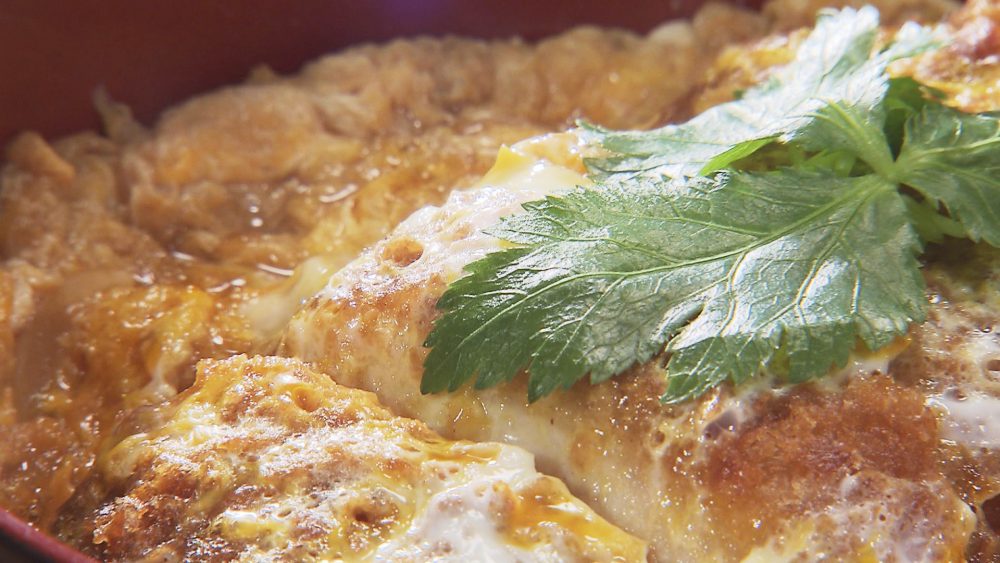 厚い豚ロースを丁寧に揚げて