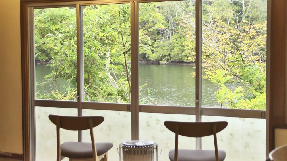 池を眺めながら