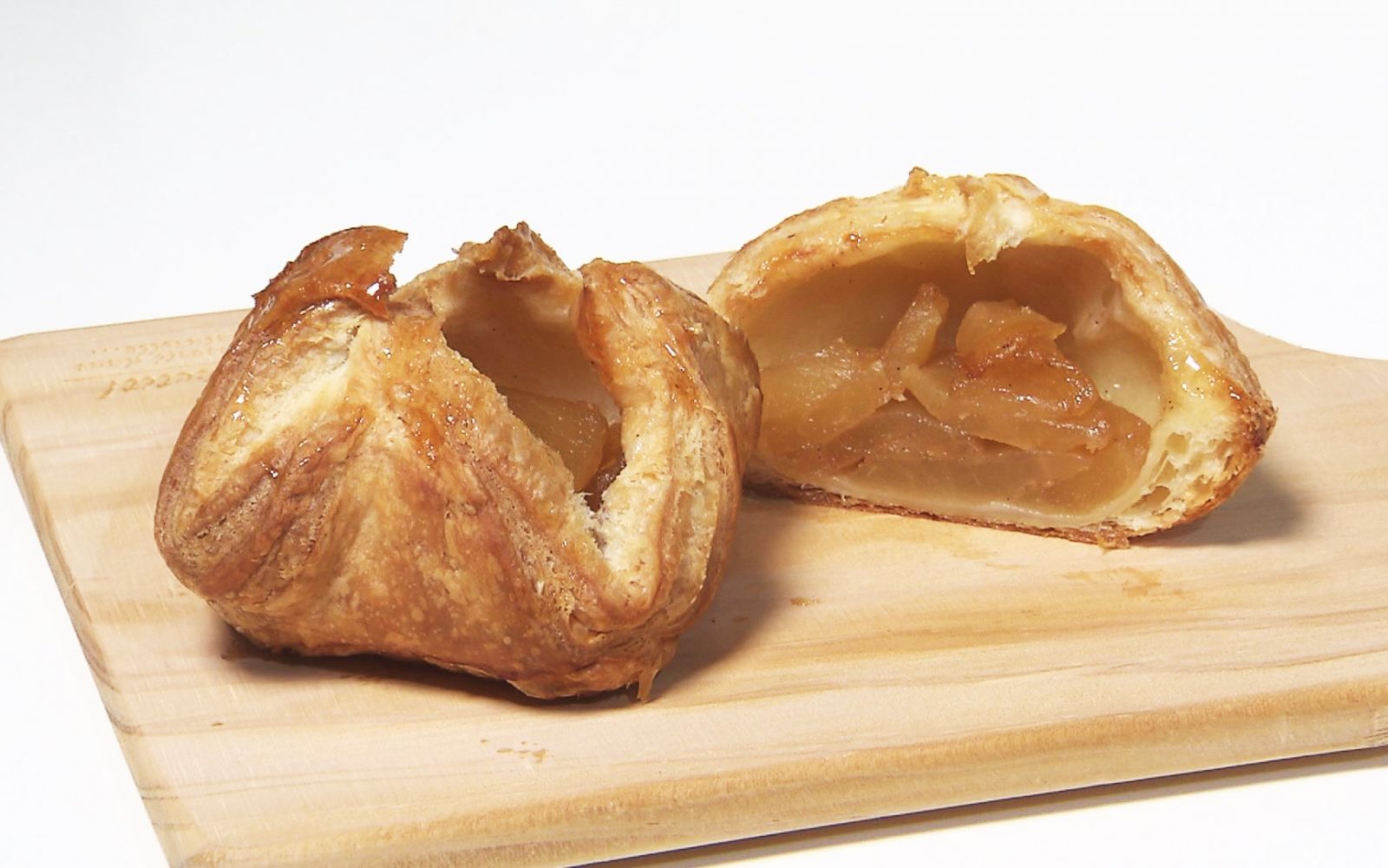 こだわって丁寧に「窯出しアップルパイ」