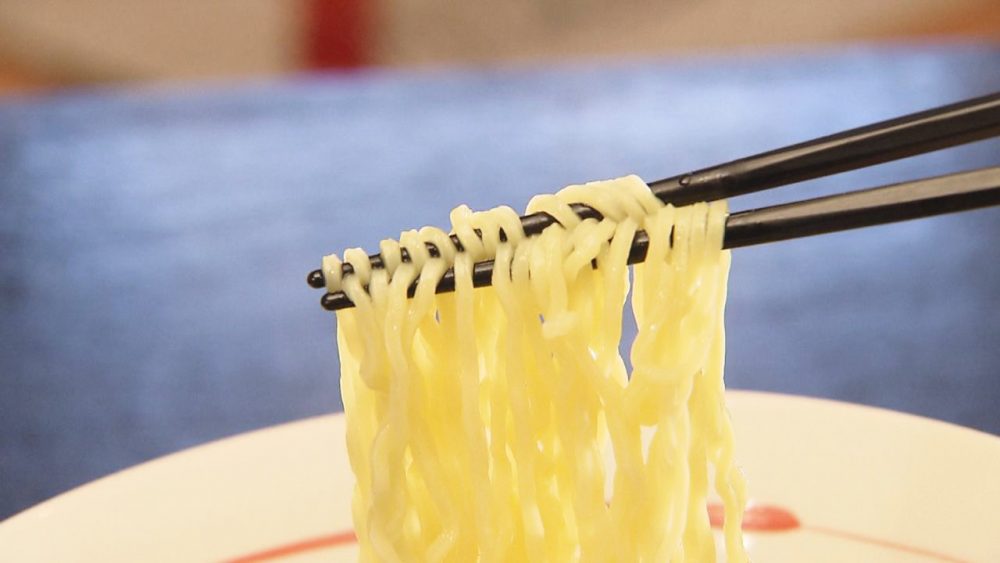 スープと相性抜群の細縮れ麺