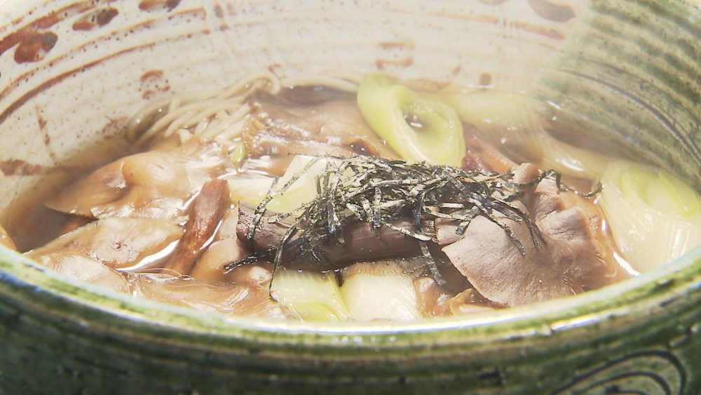 麺は特注の二八そば