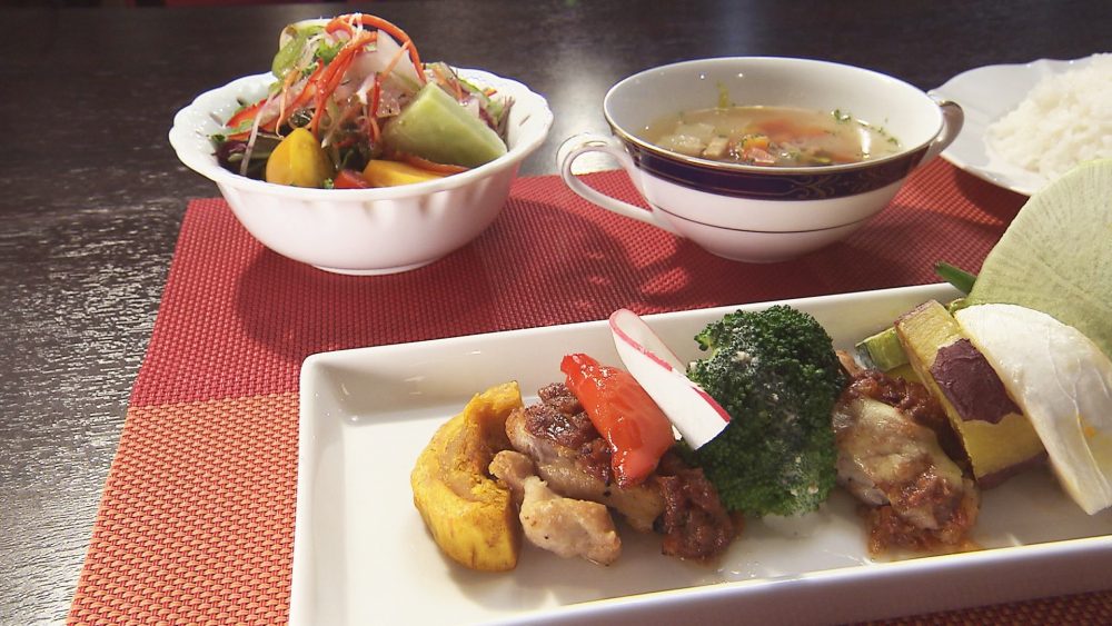 メインは鶏肉と豚肉から選べます