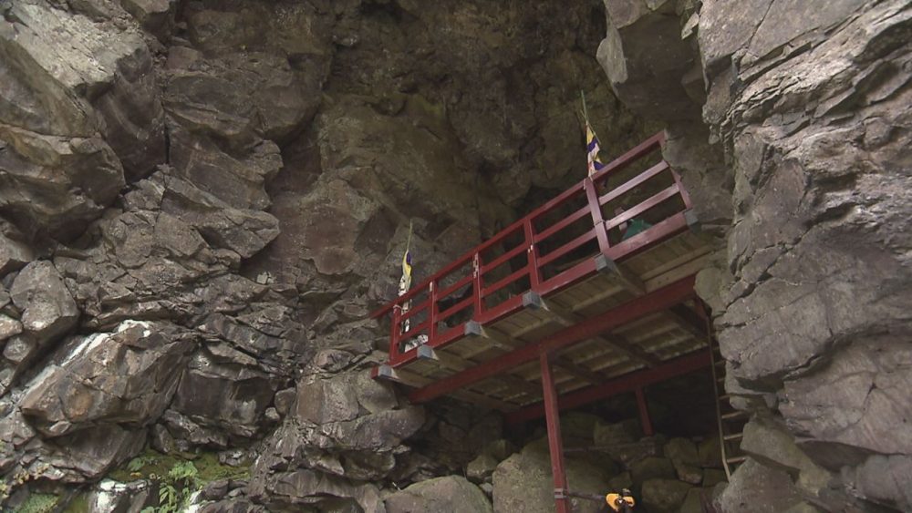 鷹ノ巣の対岸にある洞窟