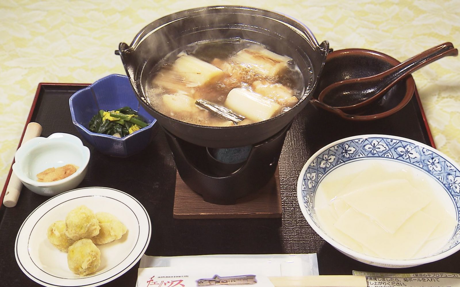 地元食材にこだわった「南部太ねぎと菊ボールの鶏鍋」