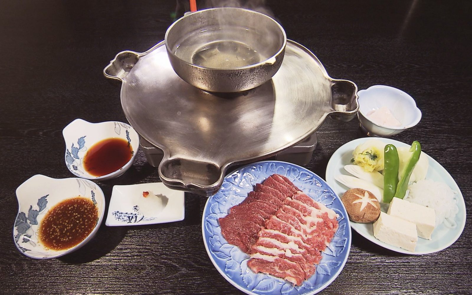 大人気！希少な馬肉を焼肉・水炊きで楽しめる！