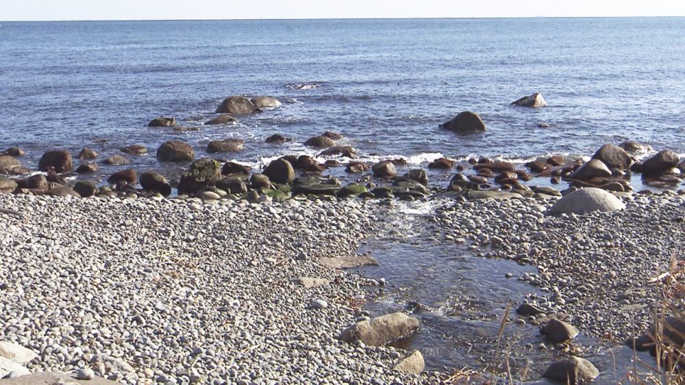 青森県と岩手県の境にあり