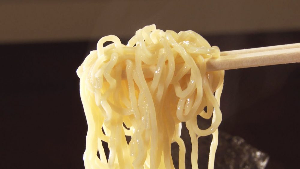 女性も食べやすい極細のちぢれ麺