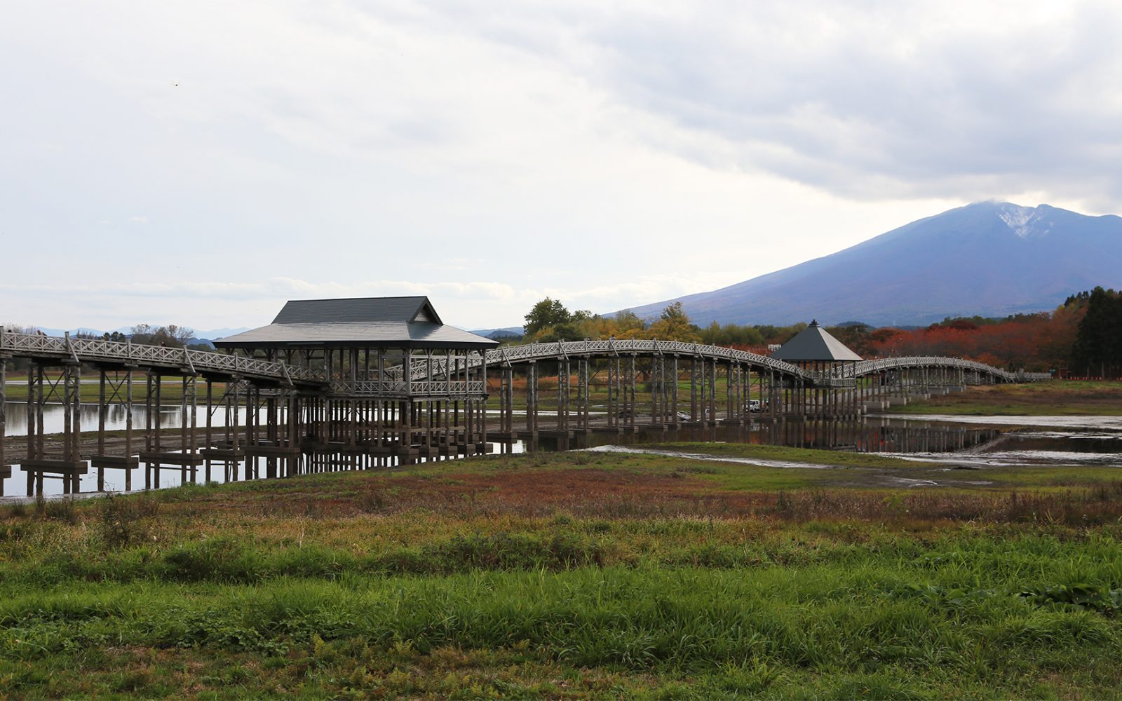 絶景スポット！日本一長い木造三連太鼓橋