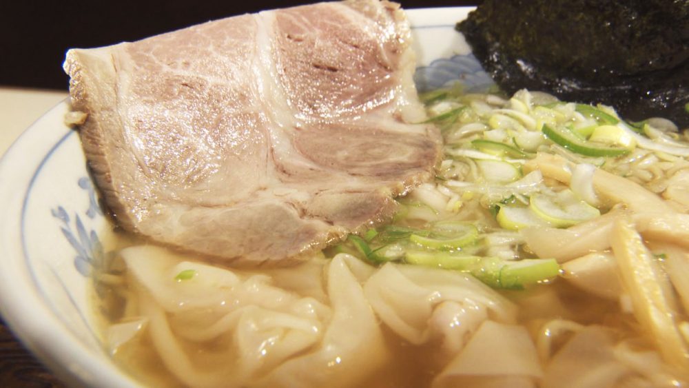 愛され続ける老舗店の絶品ワンタン入りラーメン
