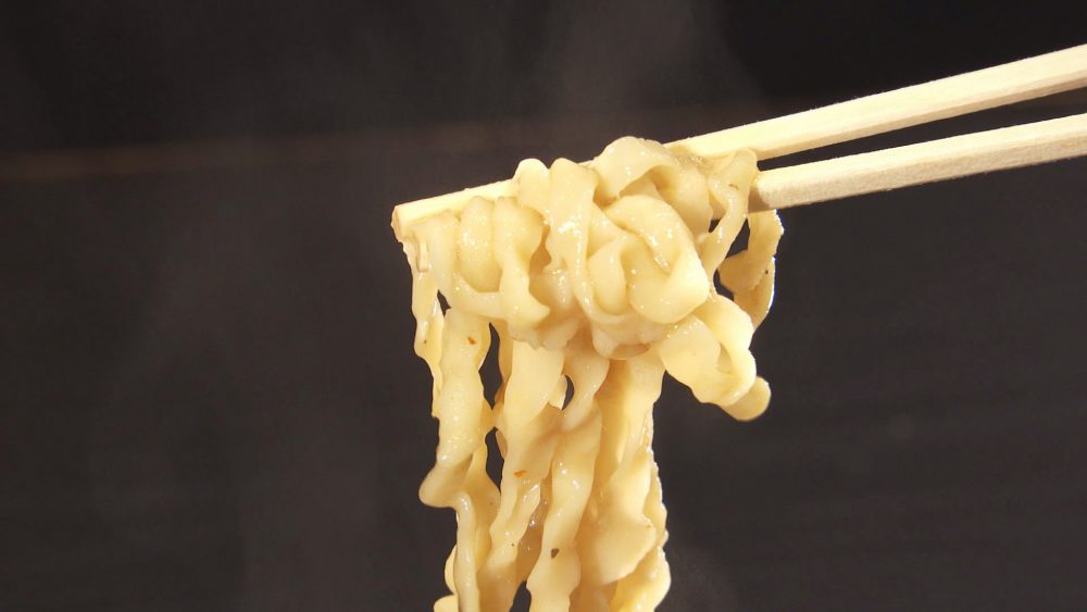 スープとよく絡む！特注の手もみ麵