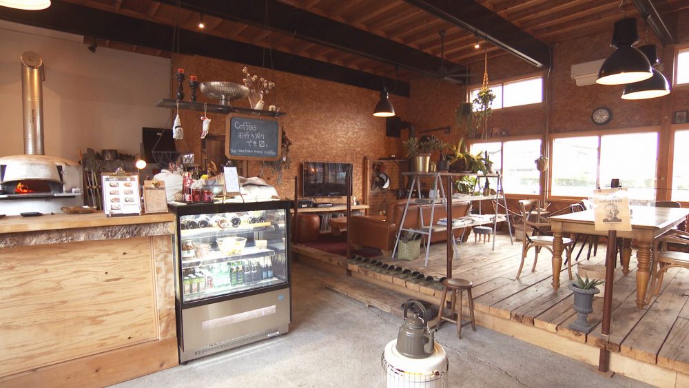 倉庫を改装した店内