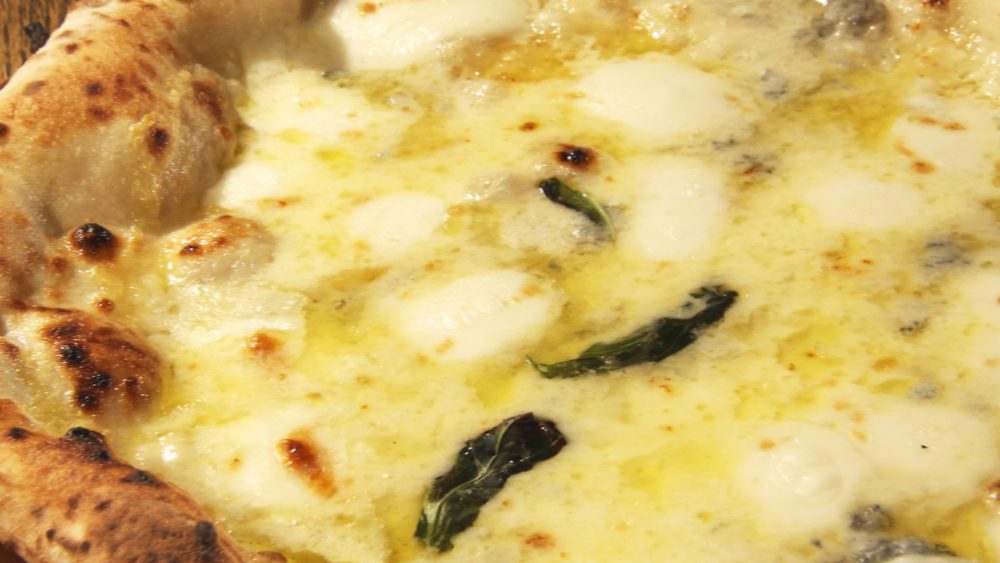 パリッとした生地にたっぷりのチーズ