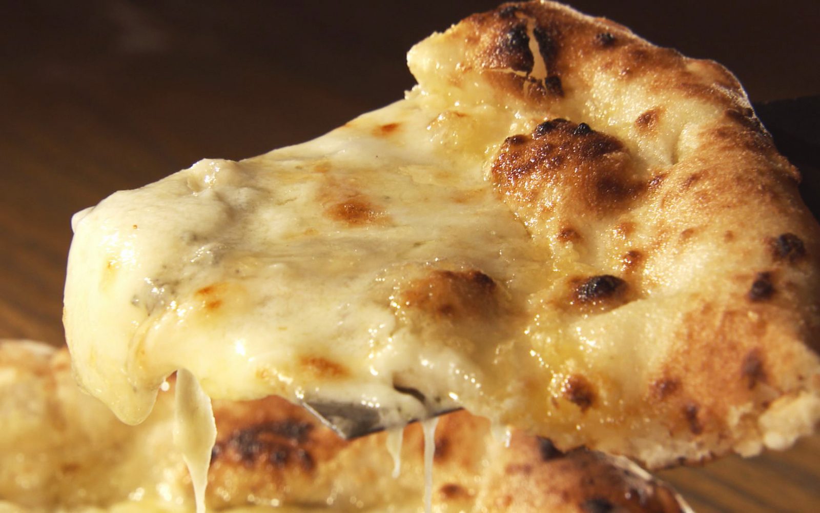 チーズ好き必見！薪窯で焼く本格的ナポリピッツァ