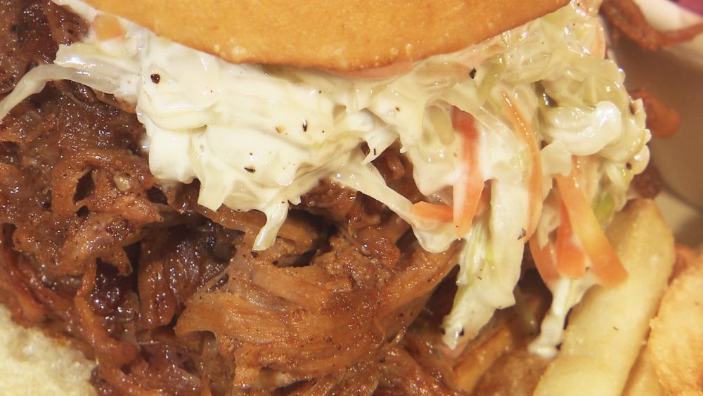 自家製のBBQソース＆コールスロー