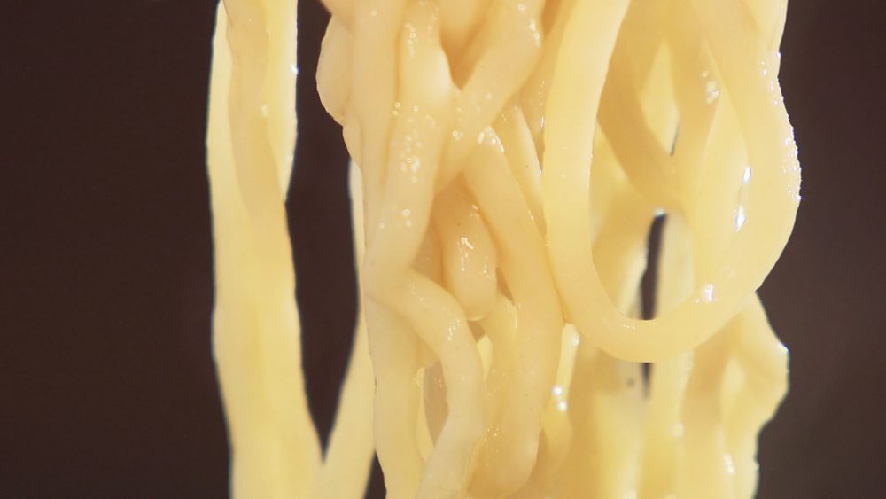 ストレート系中太麺を手もみして