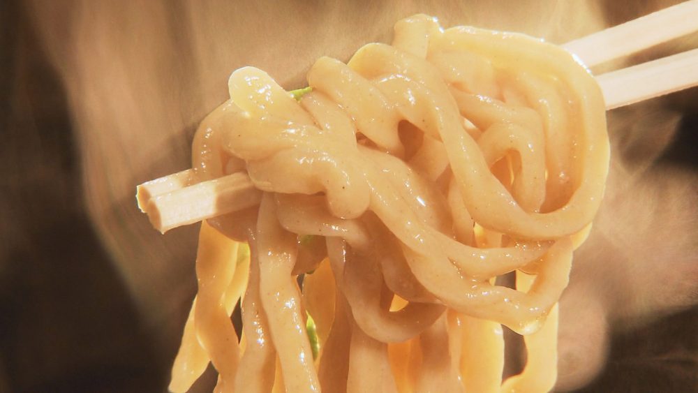 自家製の手もみ麺にスープが