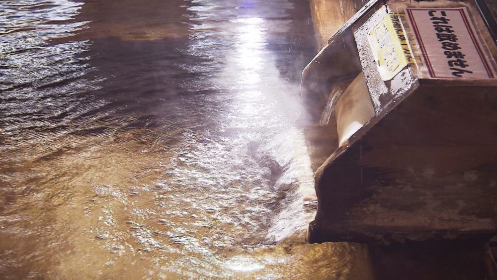 青森ヒバの浴槽で源泉かけ流しの湯を堪能！