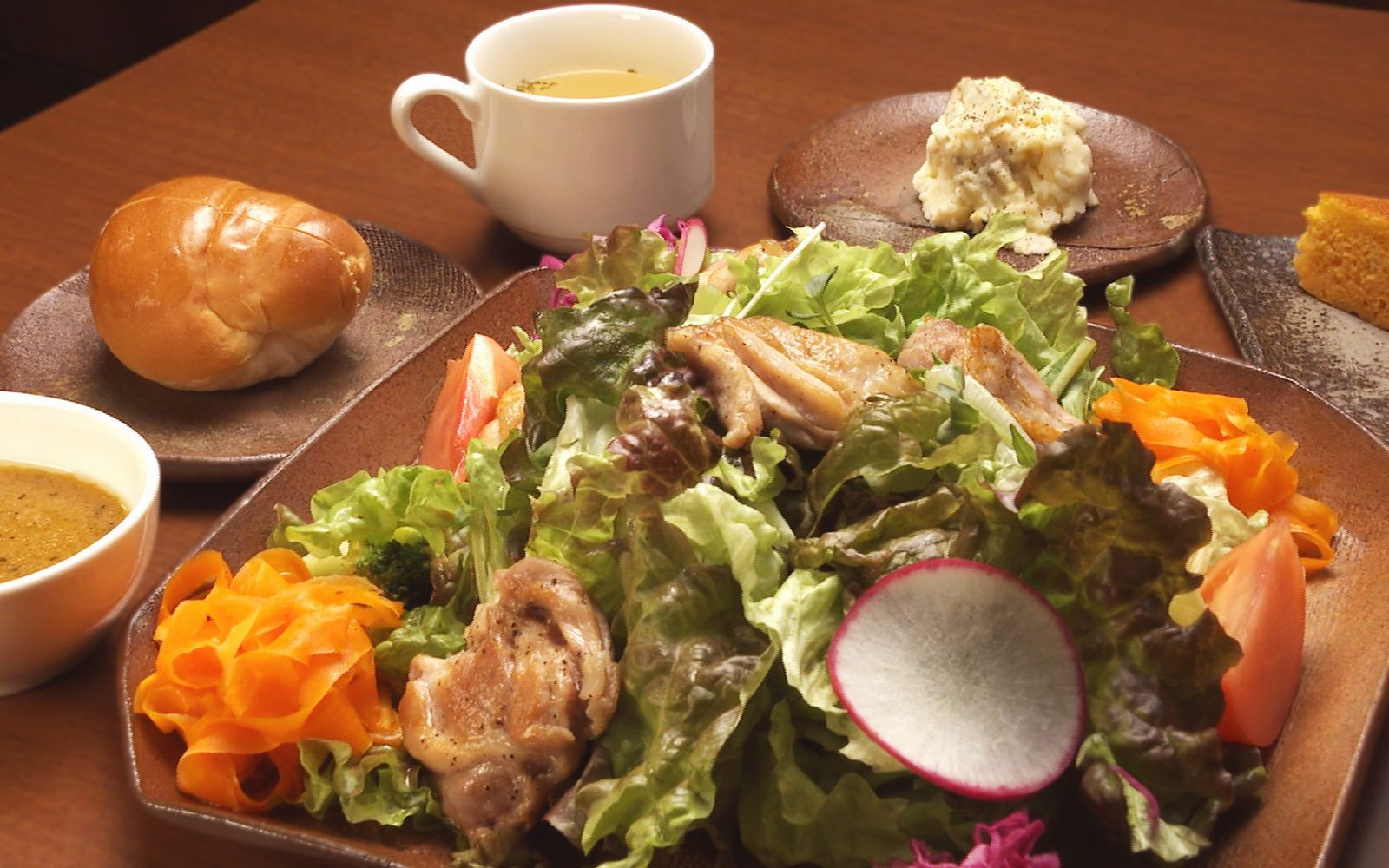 サラダを楽しみながらおいしく！野菜料理専門店