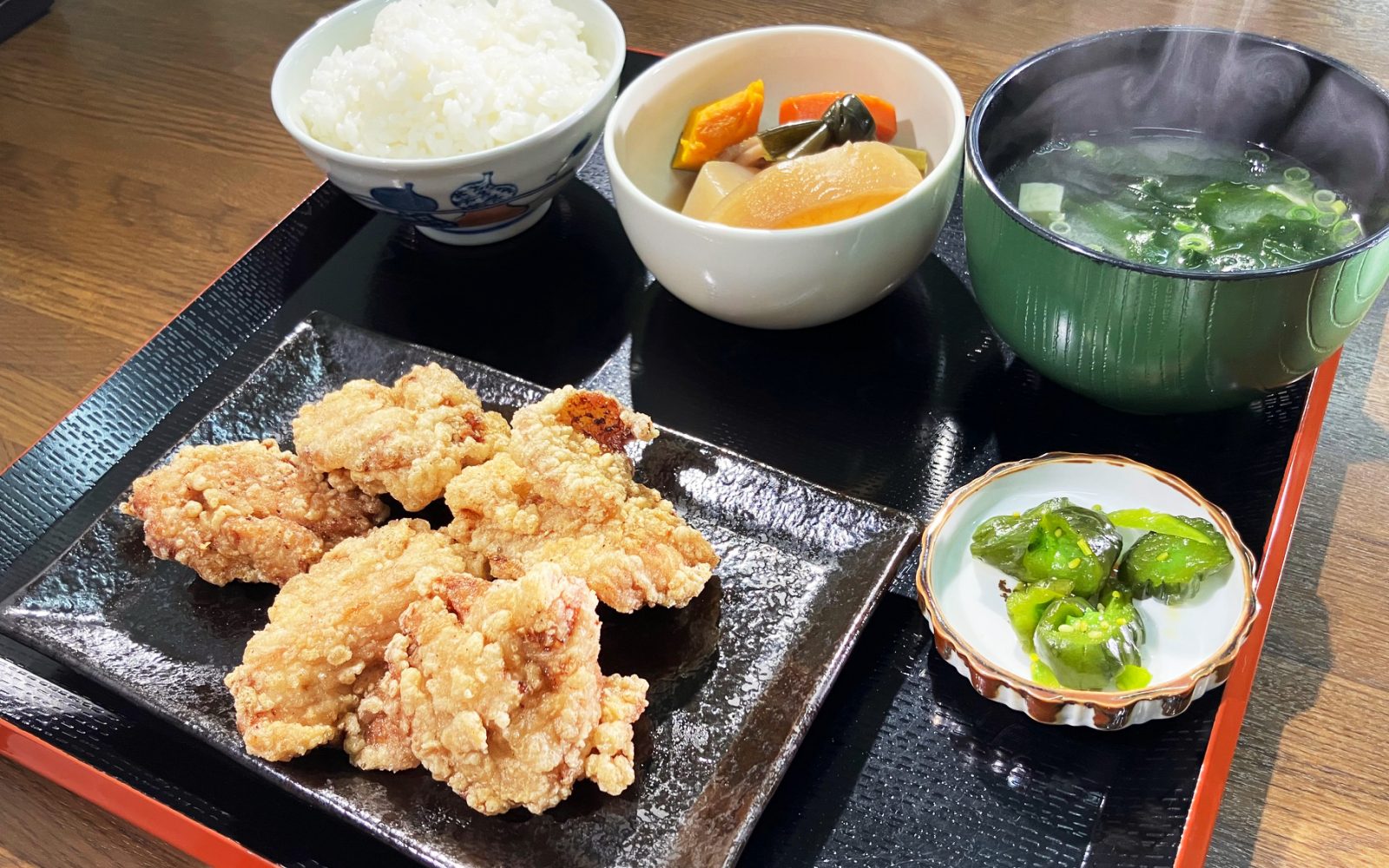 しょうがが食欲そそる！ワンコインでからあげ定食