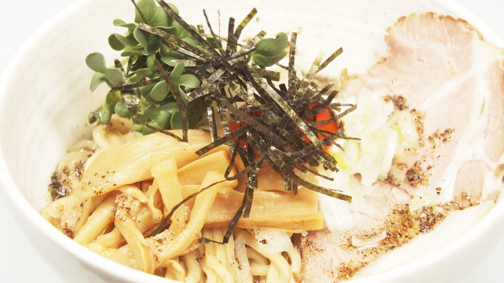 カタクチイワシで作る自家製煮干し油！「煮干油そば」