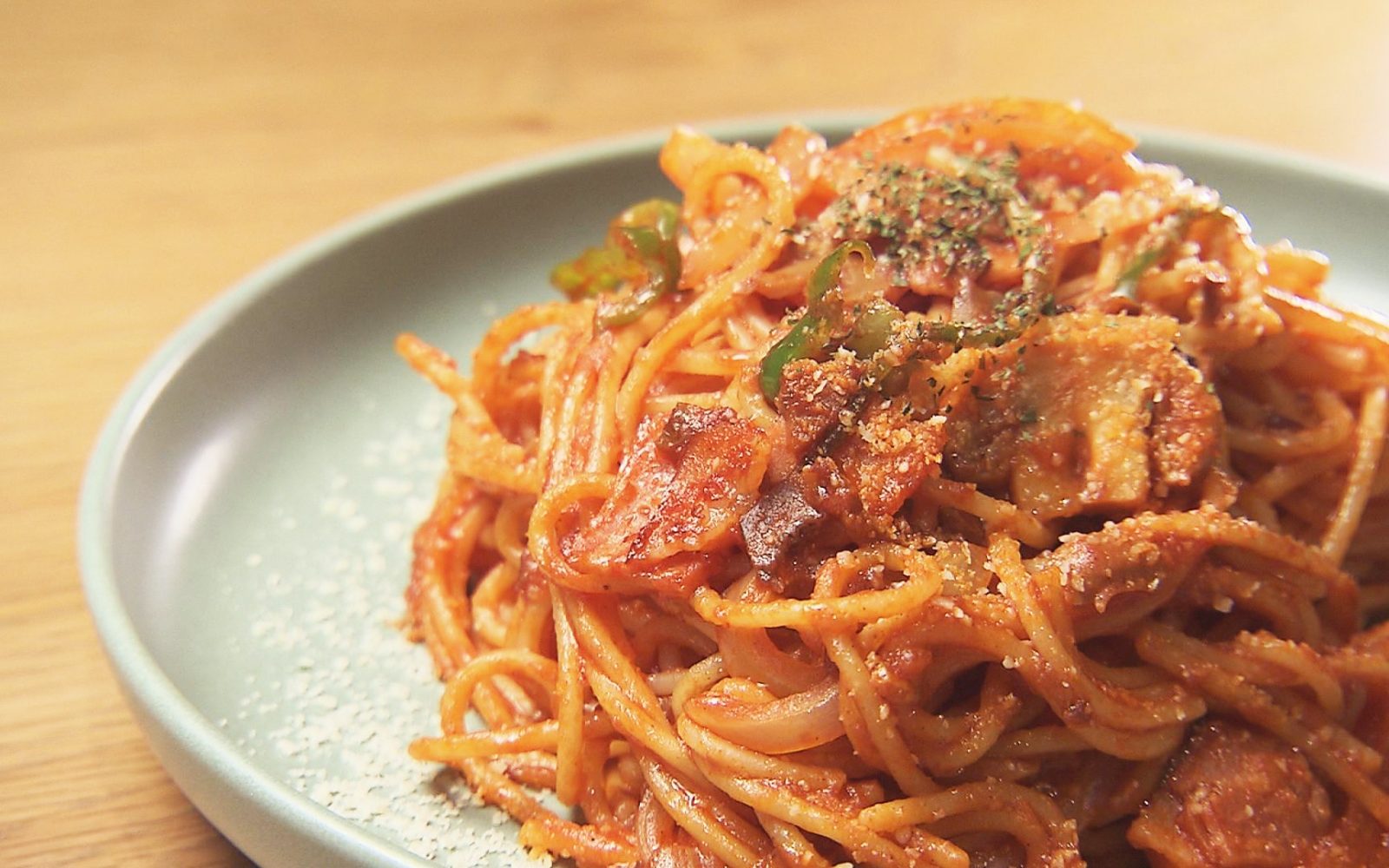 王道ながらスパイシーさも！？絶品ナポリタン