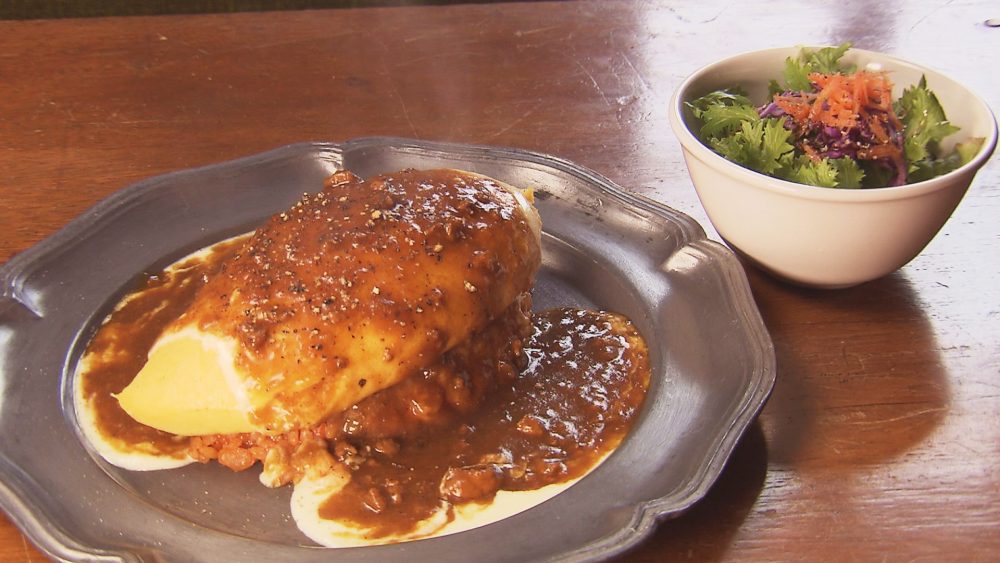 オムカレー チーズソースがけ