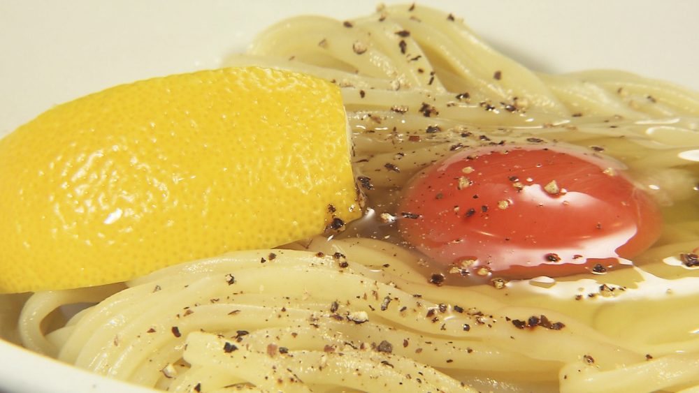 レモンをかけたら卵黄を混ぜて