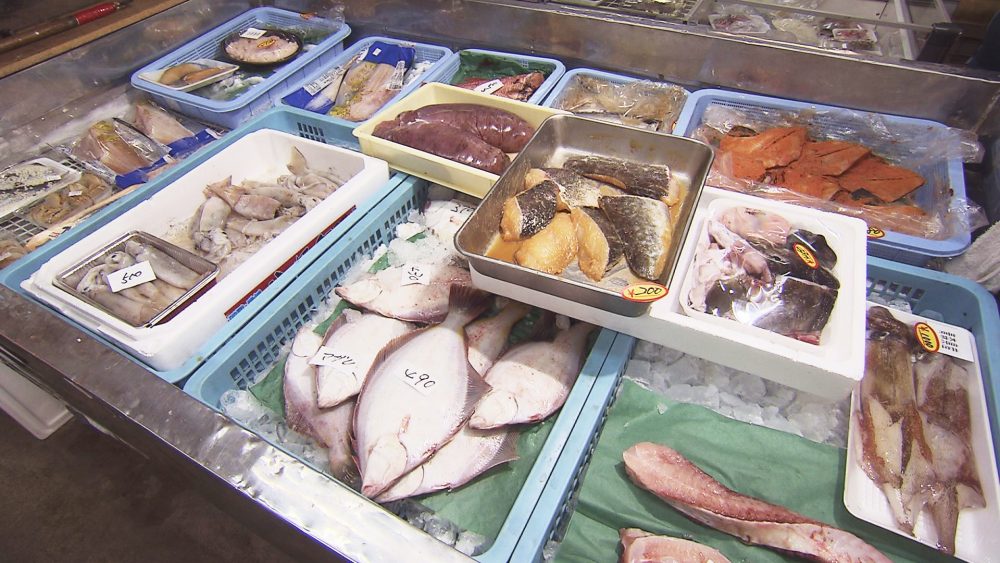 新鮮な海の幸に手作りのお惣菜も人気！