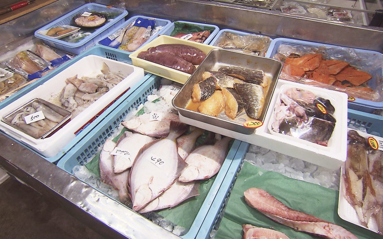 新鮮な海の幸に手作りのお惣菜も人気！