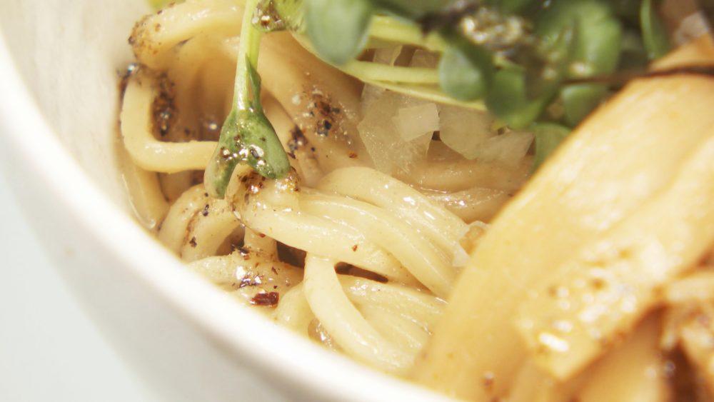 特製しょう油だれとだしを