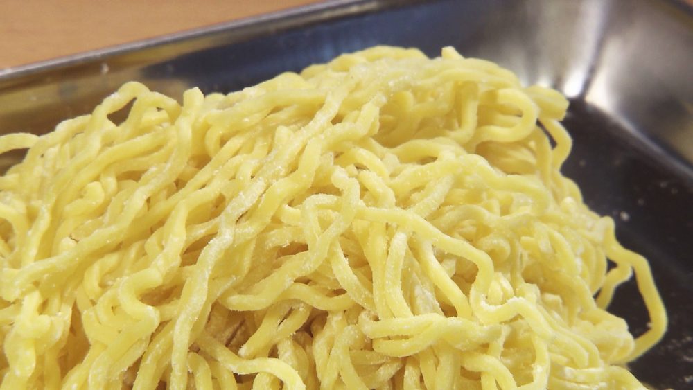 中太縮れ麺を使用