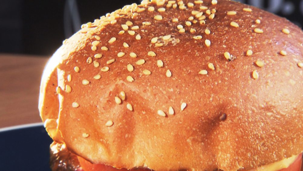 こんがり焼いたバンズも相性抜群