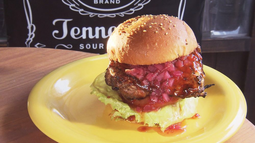 炭火焼でジューシー！スパイス香るチキンバーガー