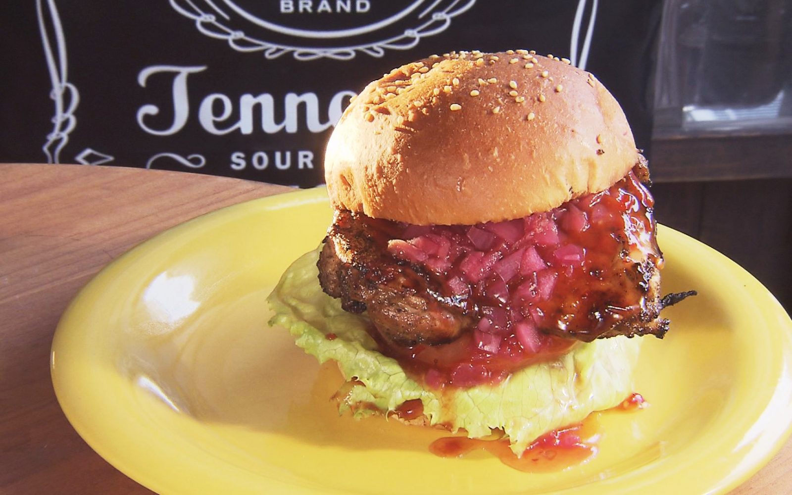 炭火焼でジューシー！スパイス香るチキンバーガー