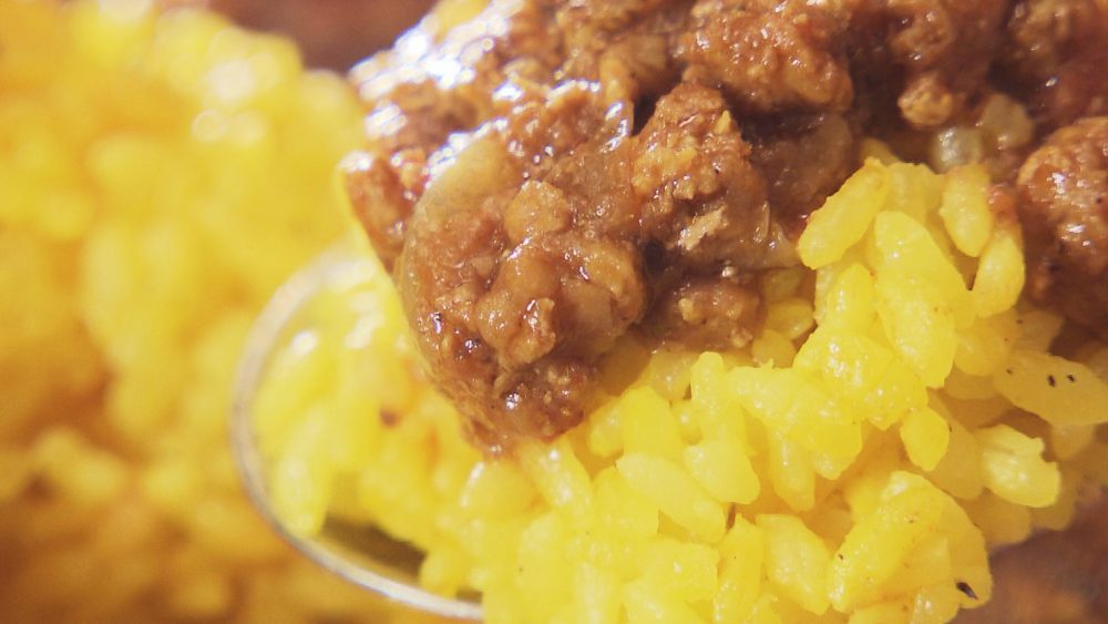 ターメリックライスとともに