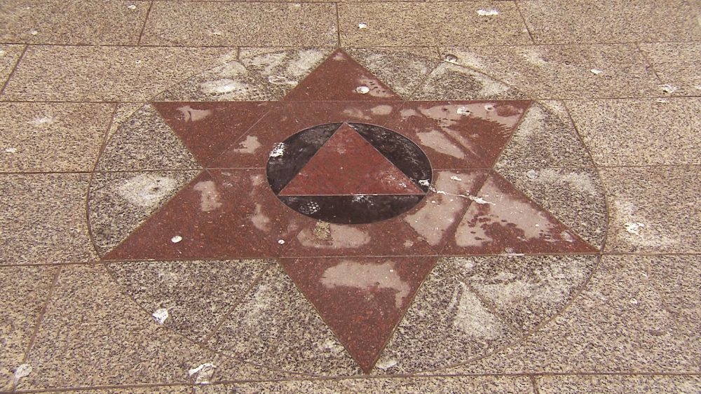 境内の中心には六芒星